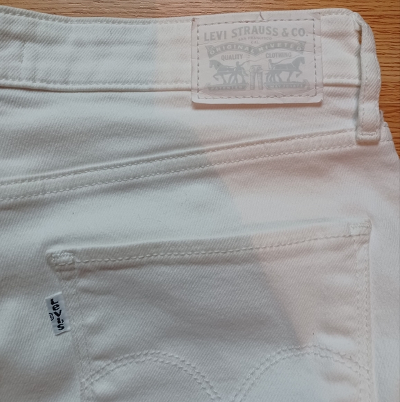 Crisp White Levis - Picture 6 of 6